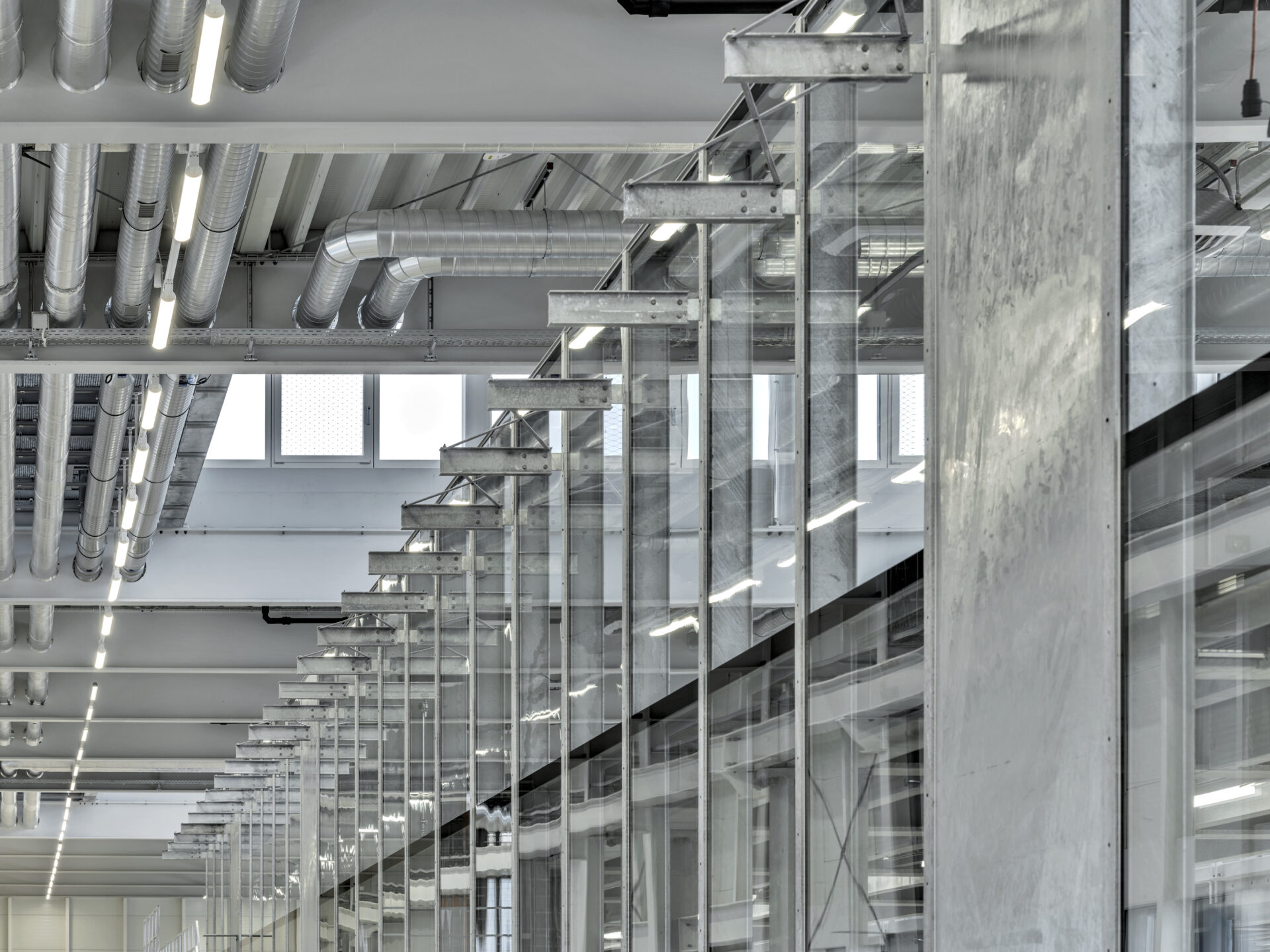 Das Innere eines Gebäudes aus Stahl mit Glas-Elementen.